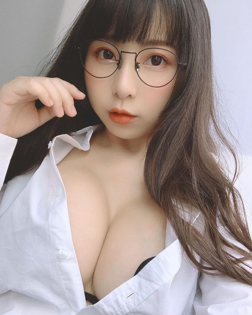 超童颜巨乳正妹「Tiny」，细肩带装「画面好爆乳」！