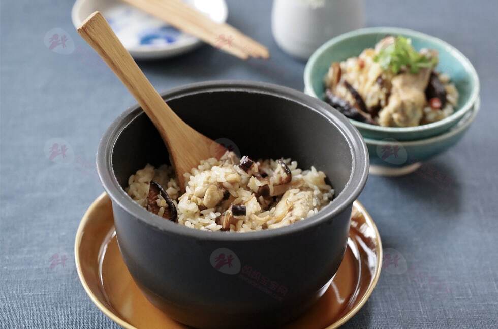 电锅出大菜！ 3步骤就能做出香喷喷的「麻油鸡炊饭」，这个食谱必收藏