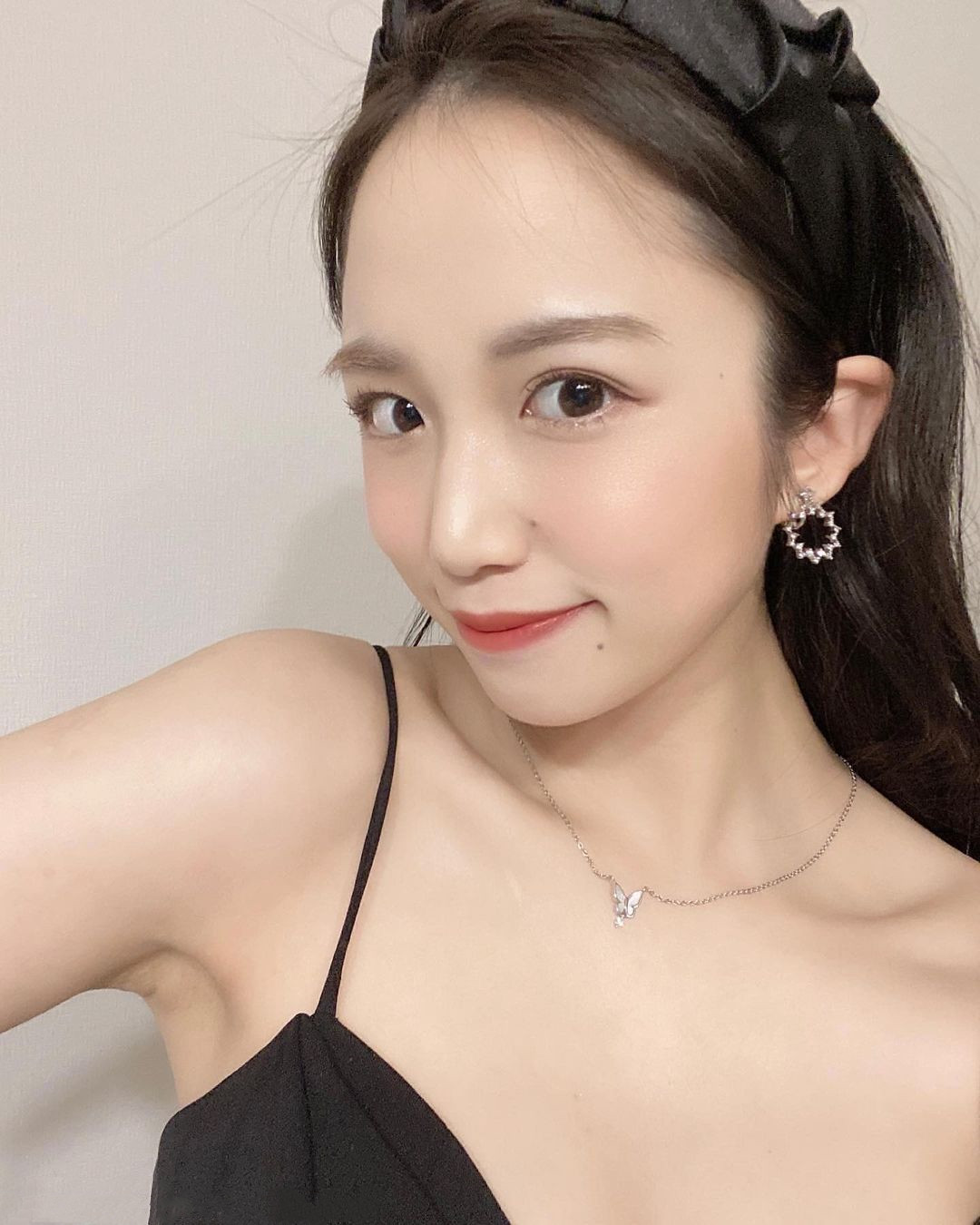 衣柜里是不是只有内衣？「巨乳柜台妹」花巻杏奈连看电影都不穿衣服