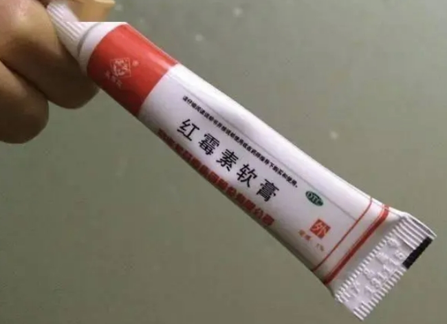 红霉素软膏：功效与用途解析，祛痘与治疗皮肤感染