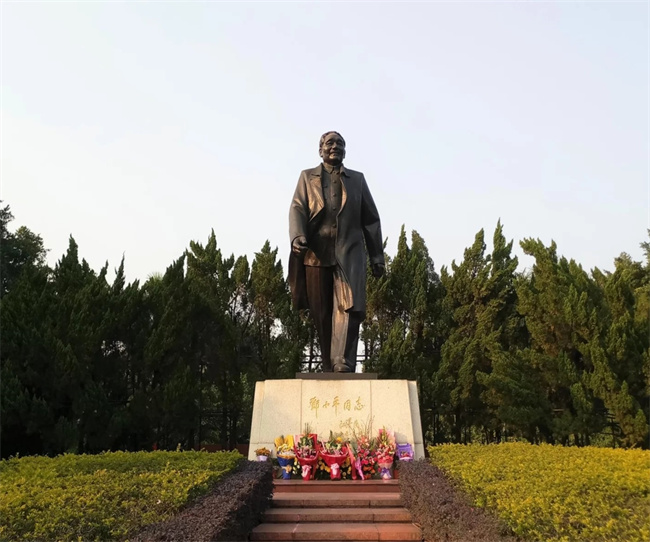 探索深圳市中心北端的瑰丽天地——莲花山公园，尽览丰富多样的自然与人造景