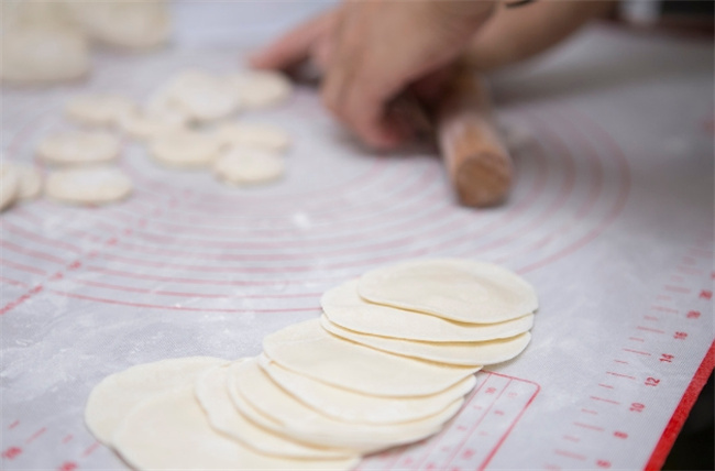 饺子皮制作方法及包法大全，手把手教你做美味饺子！