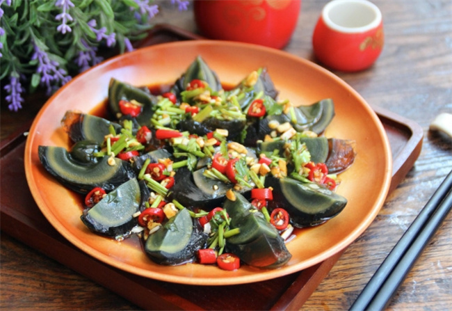 美味危险？松花蛋不宜与这些食物搭配食用