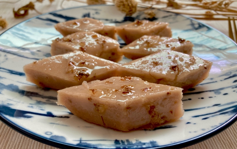 江南美食探秘：藕粉桂花糖糕的制作与传统寓意