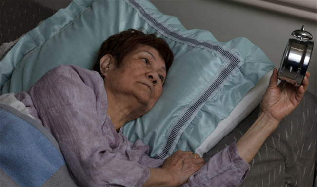 探秘老年人失眠之谜：年龄、健康与心理的复杂交织