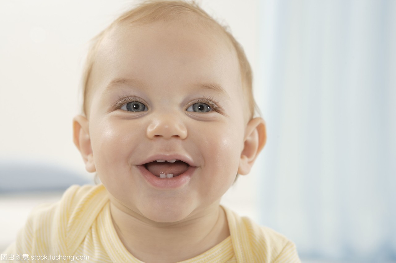 小孩太热观察3状况，尿液呈乌龙茶色代表已缺水！3招防热伤害，有征兆可喝加盐冷开水