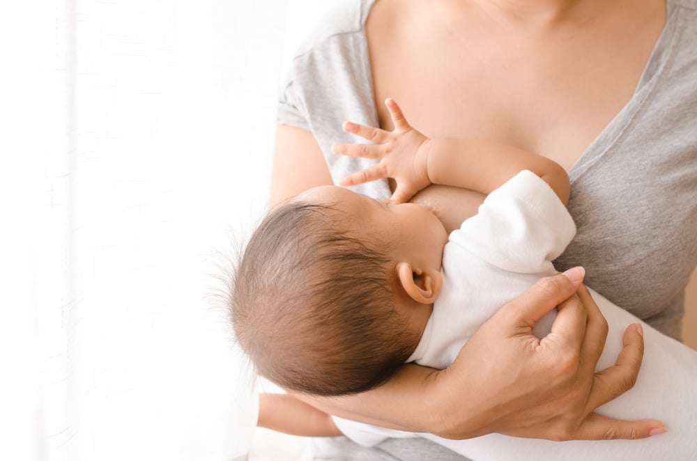 应该为孩子喝母乳吗: 母亲需要权衡益处和风险
