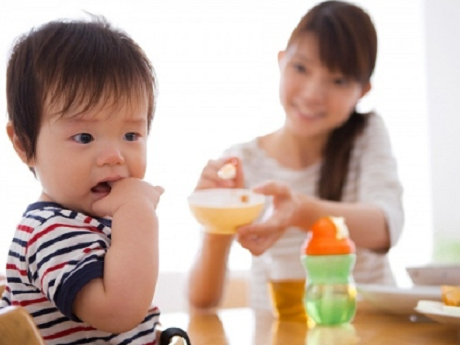 什么时候给宝宝喂奶: 开始的时间和宝宝一天的食物!