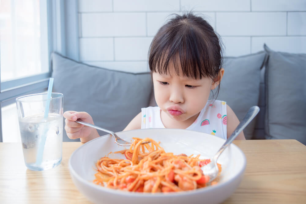 孩子偏挑食心理学！爸妈必知8NG饮食教养