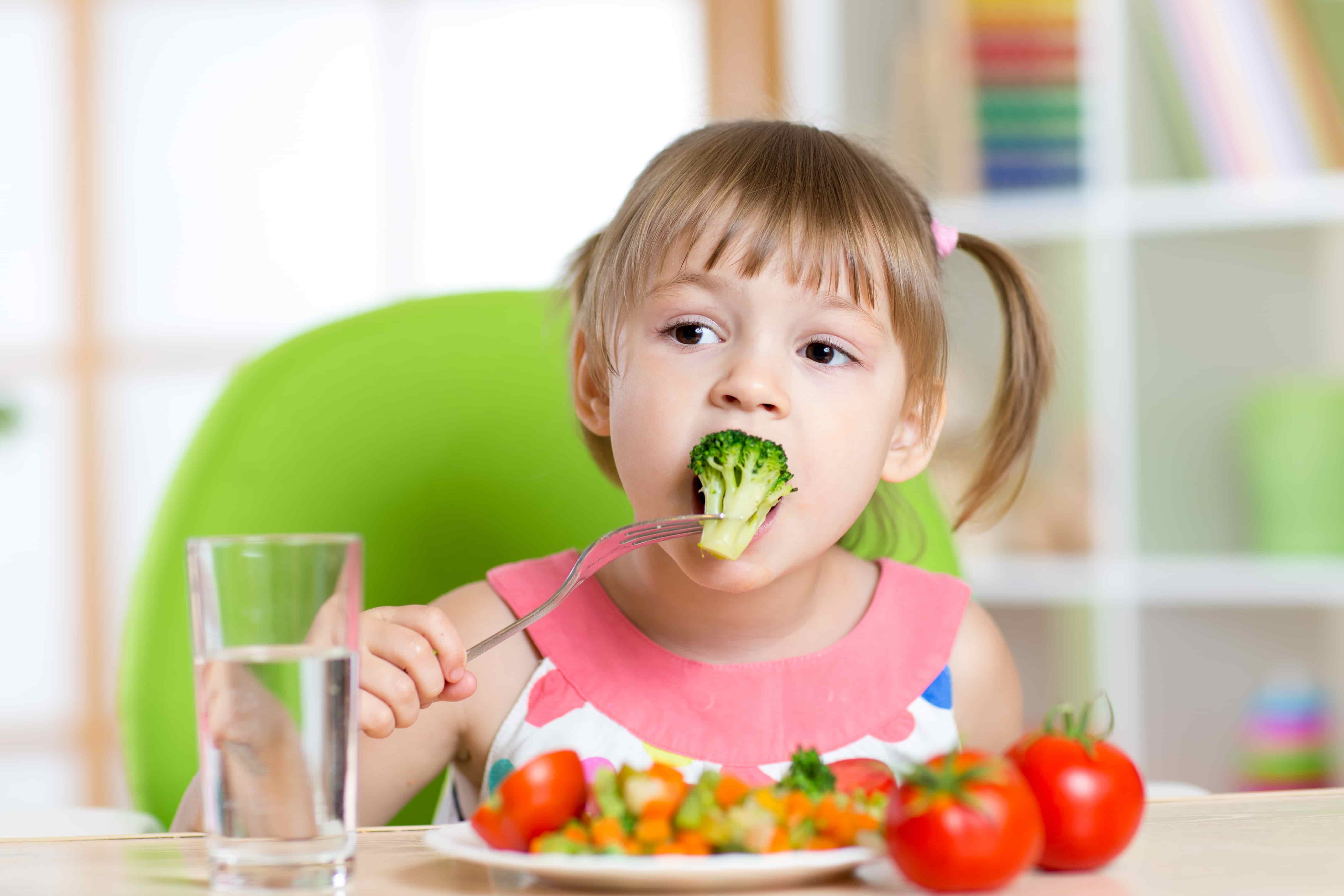 孩子老是不乖乖吃饭怎么办？语言治疗师告诉你3项调整孩子用餐的秘诀！