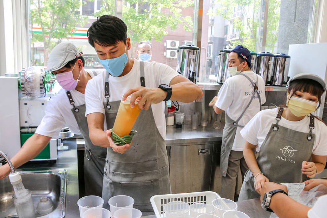 王建复斜杠卖「老板の茶」 亲自外送「腿已不是腿」