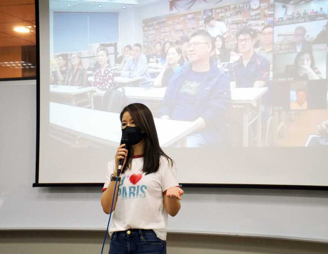 从林心如手上接棒许玮宁担任世新上海硕专班学生会长