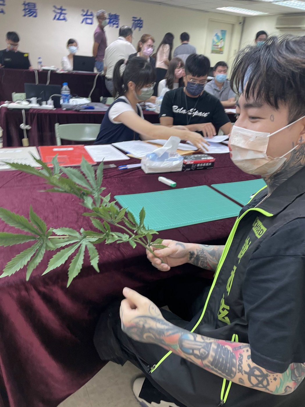 谢和弦玩真的！带孕妻选市议员推「大麻合法化」：验尿不怕被检验