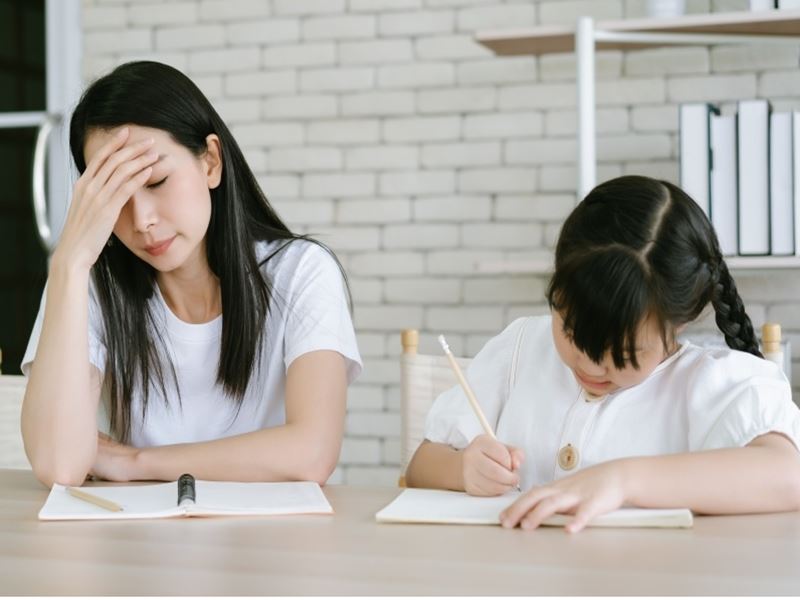 妈妈在考试前一周，带孩子出去玩，被朋友酸：「女儿成绩很好吗？」