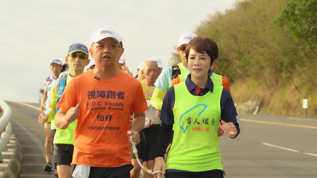 视障跑者赤脚感受土地温度曝陈雅琳「后颈钙化」