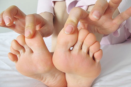 手脚出汗是怎么回事？这五个手脚出汗的原因和治疗