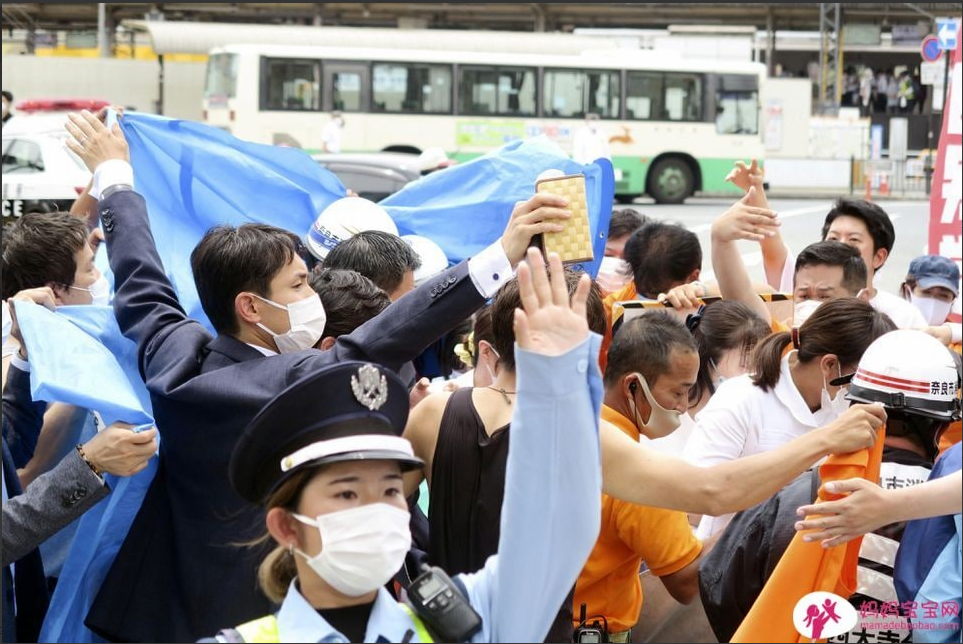 日本前首相安倍晋三中弹住院