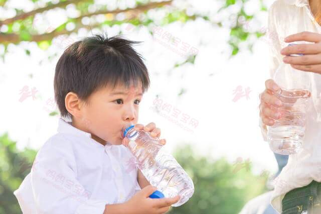 炎炎夏日孩子到底能不能喝冰水？温水一定比冰水好吗？