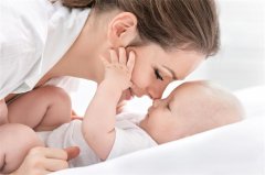 四个月宝宝发育指标解析：身体运动、语言能力与触觉探索