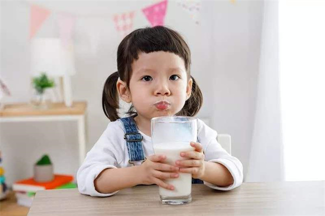 喝牛奶的正确方法与注意事项详解：空腹不宜、温热适宜