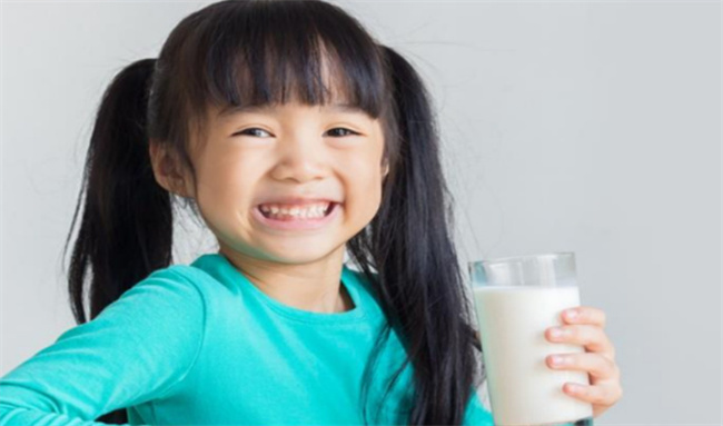 喝牛奶的正确方法与注意事项详解：空腹不宜、温热适宜