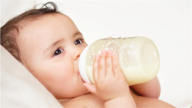 婴幼儿奶粉选择指南：健康发育的关键