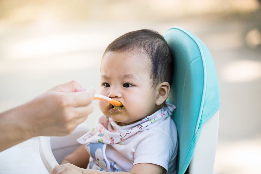 婴儿拒绝咀嚼只是吞咽: 妈妈该怎么办?