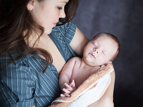 告诉妈妈如何安全舒适地抱着婴儿